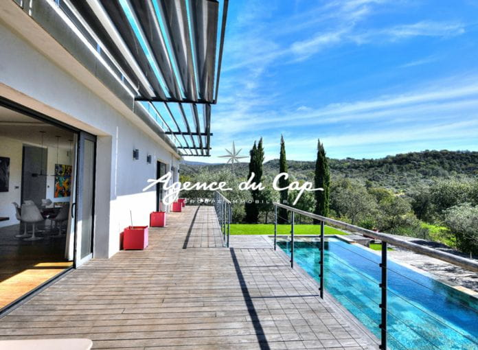 Contemporary villa dominant clear view secure domain 3 garage swimming pool in Fréjus Valescure