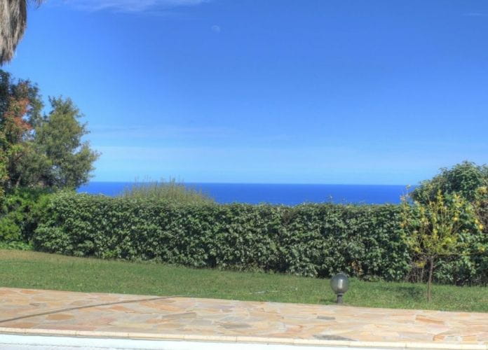 7-room villa with swimming pool, carport and sea view, in les issambres (5)