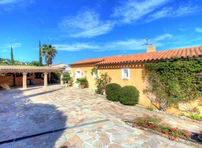 Villa 7 pièces avec piscine abri voiture et vue mer, aux Issambres