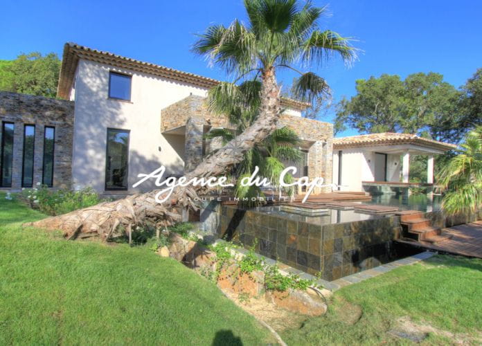 à vendre villa contemporaine de 8 pièces avec piscine et garage pour 3 voitures en plein centre-ville de saint-tropez (1)