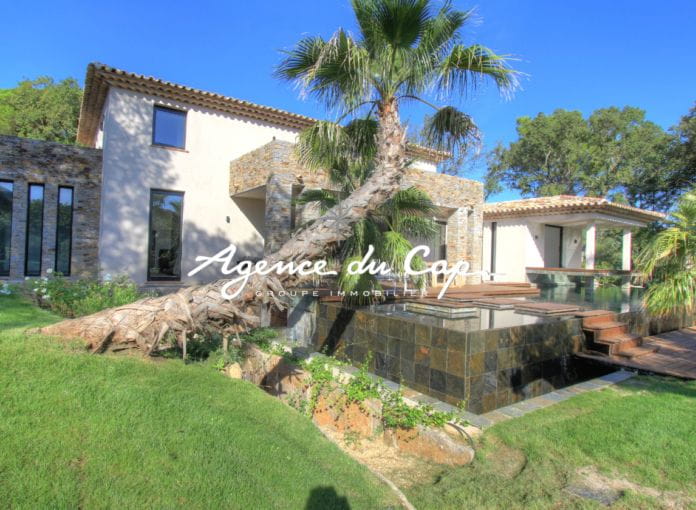 À vendre villa contemporaine de 8 pièces avec piscine et garage pour 3 voitures en plein centre-ville de saint-tropez