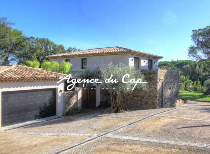 À vendre villa contemporaine de 8 pièces avec piscine et garage pour 3 voitures en plein centre-ville de saint-tropez