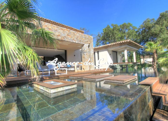 à vendre villa contemporaine de 8 pièces avec piscine et garage pour 3 voitures en plein centre-ville de saint-tropez (3)