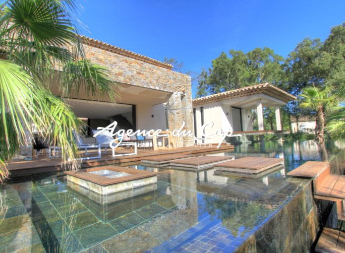 À vendre villa contemporaine de 8 pièces avec piscine et garage pour 3 voitures en plein centre-ville de saint-tropez