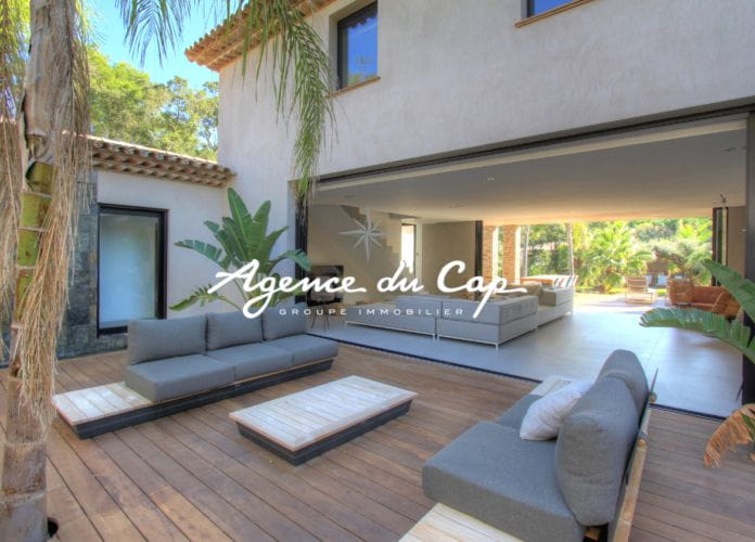 à vendre villa contemporaine de 8 pièces avec piscine et garage pour 3 voitures en plein centre-ville de saint-tropez (4)