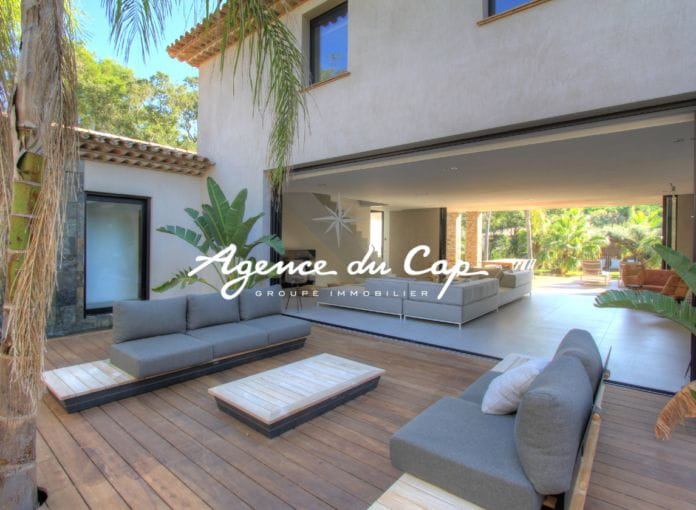 À vendre villa contemporaine de 8 pièces avec piscine et garage pour 3 voitures en plein centre-ville de saint-tropez