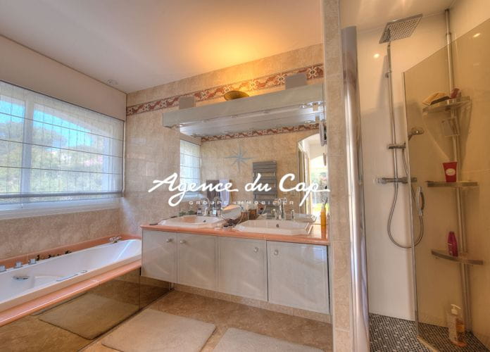 ** sous  compromis** saint raphael valescure les golfs villa 7 pièces 210m² piscine (10)