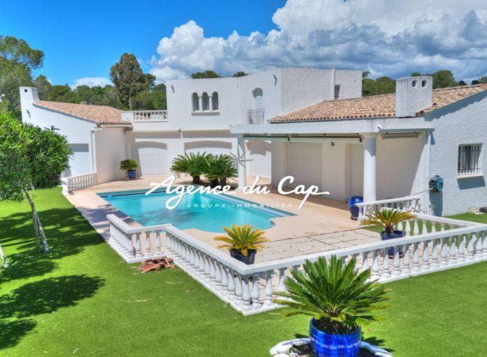 ** sous  compromis** Saint-Raphaël Valescure les golfs villa 7 pièces 210m² piscine