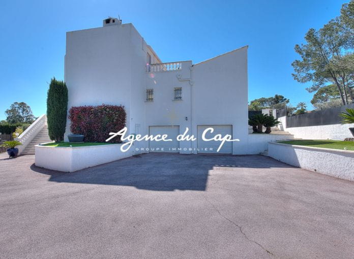 ** sous  compromis** Saint-Raphaël Valescure les golfs villa 7 pièces 210m² piscine