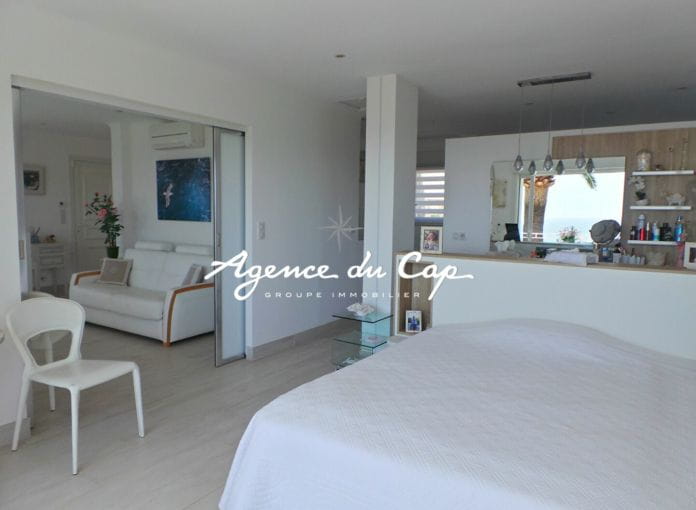 For sale renovated villa of 145 sqm, 6 rooms, with pool, spa and petanque court, in Issambres