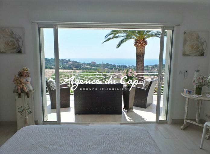 For sale renovated villa of 145 sqm, 6 rooms, with pool, spa and petanque court, in Issambres