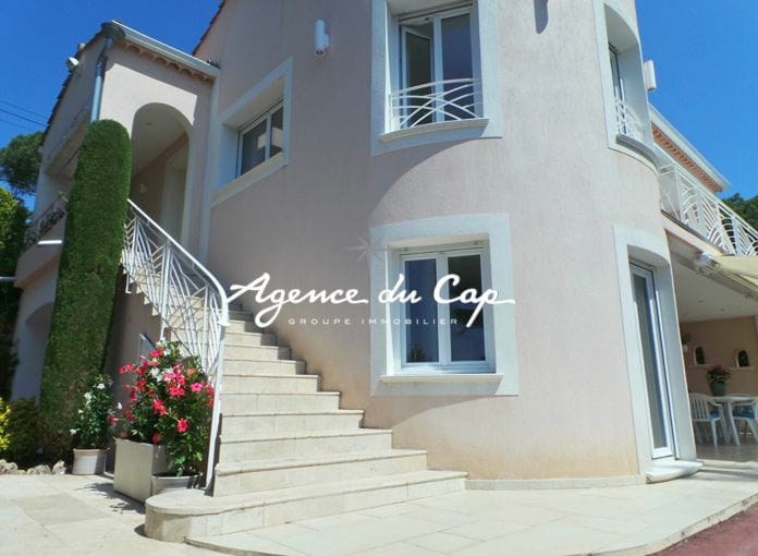 For sale renovated villa of 145 sqm, 6 rooms, with pool, spa and petanque court, in Issambres