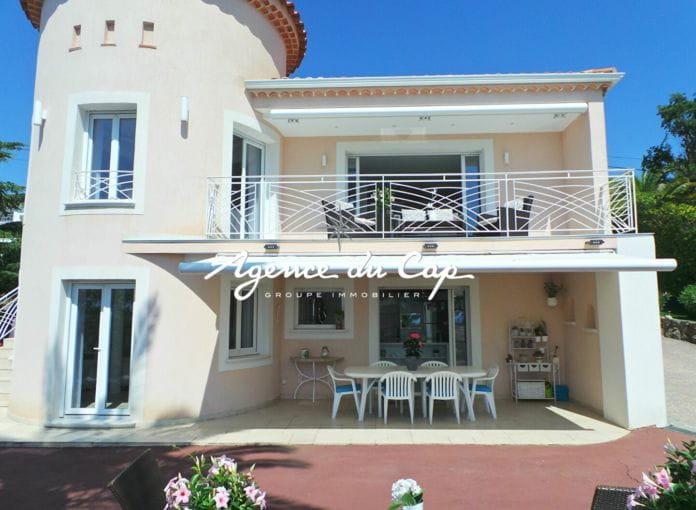 For sale renovated villa of 145 sqm, 6 rooms, with pool, spa and petanque court, in Issambres