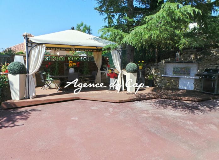 For sale renovated villa of 145 sqm, 6 rooms, with pool, spa and petanque court, in Issambres