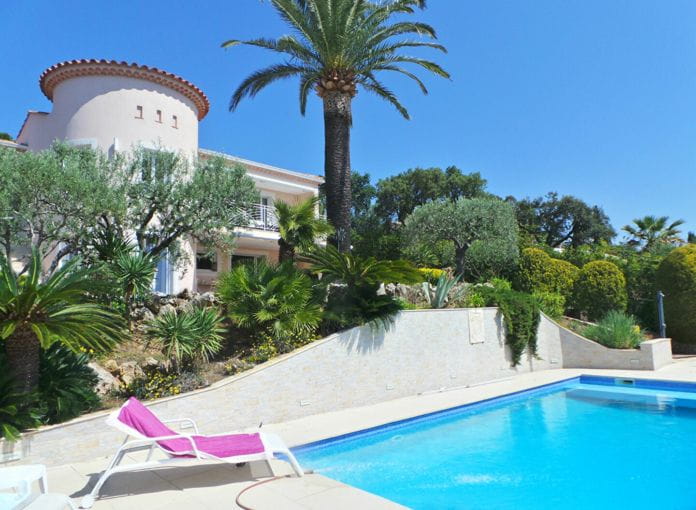 For sale renovated villa of 145 sqm, 6 rooms, with pool, spa and petanque court, in Issambres