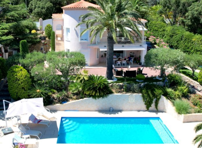 For sale renovated villa of 145 sqm, 6 rooms, with pool, spa and petanque court, in Issambres