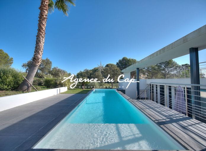 **sous compromis**   Saint-Raphaël Valescure villa contemporaine 7 pieces 216m² piscine