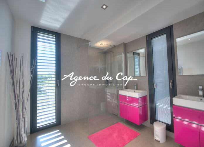 **sous compromis**   saint raphael valescure villa contemporaine 7 pieces 216m² piscine (13)