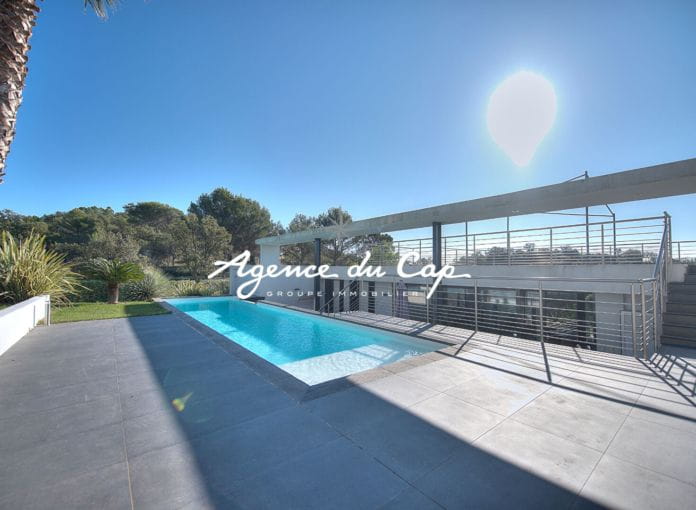 **sous compromis**   Saint-Raphaël Valescure villa contemporaine 7 pieces 216m² piscine