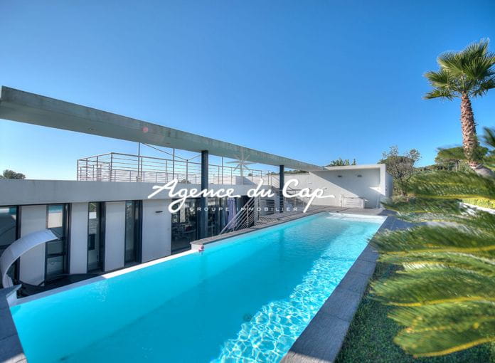 **sous compromis**   Saint-Raphaël Valescure villa contemporaine 7 pieces 216m² piscine