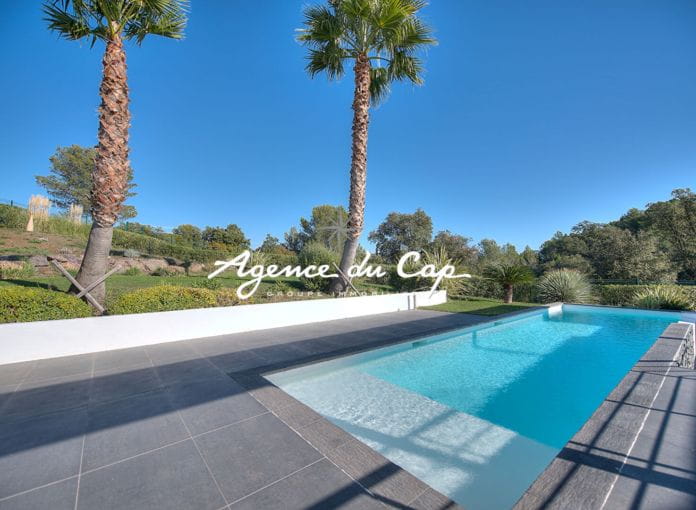 **sous compromis**   Saint-Raphaël Valescure villa contemporaine 7 pieces 216m² piscine