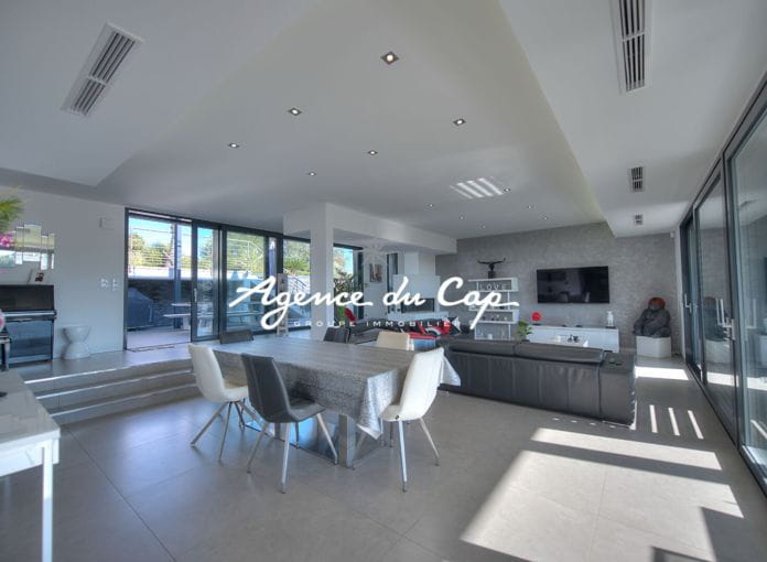 **sous compromis**   Saint-Raphaël Valescure villa contemporaine 7 pieces 216m² piscine