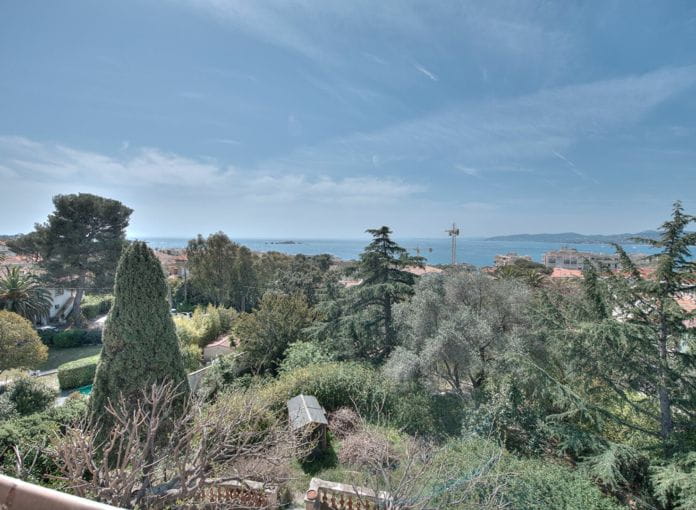 Villa belle époque  avec vue mer a renover proche centre ville et plages a pied a Saint-Raphaël