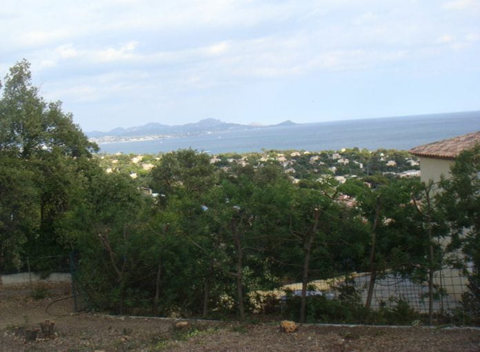 For sale building land of 1826sqm with sea view, in aux Issambres near the sea