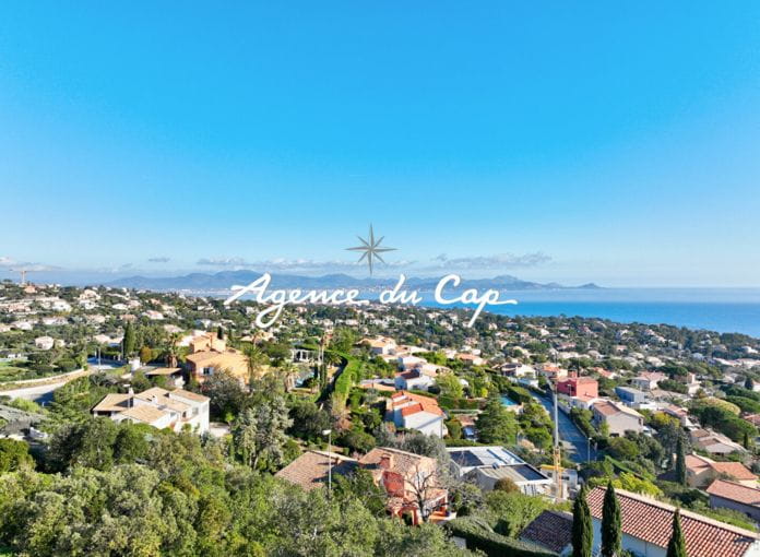 For sale building land of 1826sqm with sea view, in aux Issambres near the sea