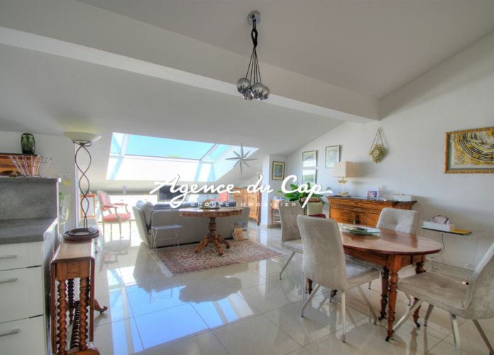 A vendre appartement 2p face au vieux port en dernier etage dans residence recente avec garage a saint raphael (0)