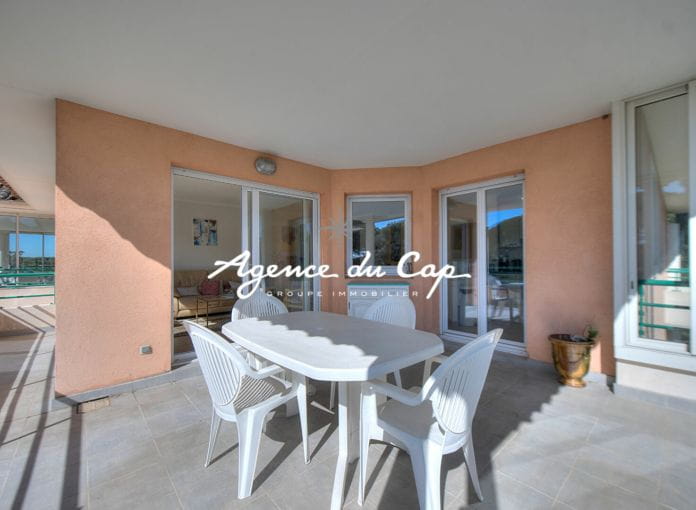 Appartement 4 pieces dernier etage avec vue sur le golf  et garage parkingsaint-raphael Valescure