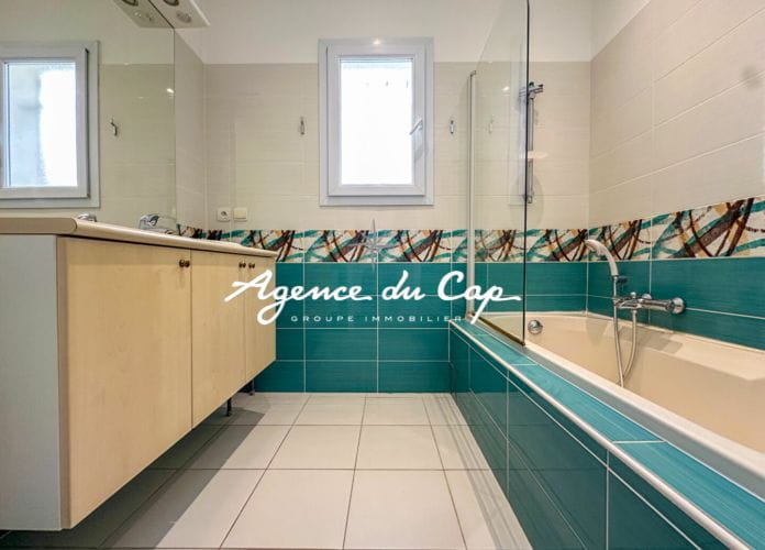 Villa 6 pieces 4 chambres 3 salles de bains double garage piscine a saint aygulf (11)