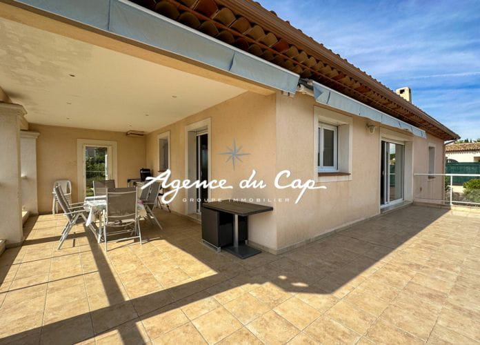 Villa 6 pieces 4 chambres 3 salles de bains double garage piscine a saint aygulf (13)