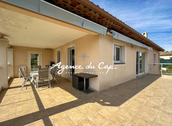 Villa 6 pieces 4 chambres 3 salles de bains double garage piscine a saint aygulf