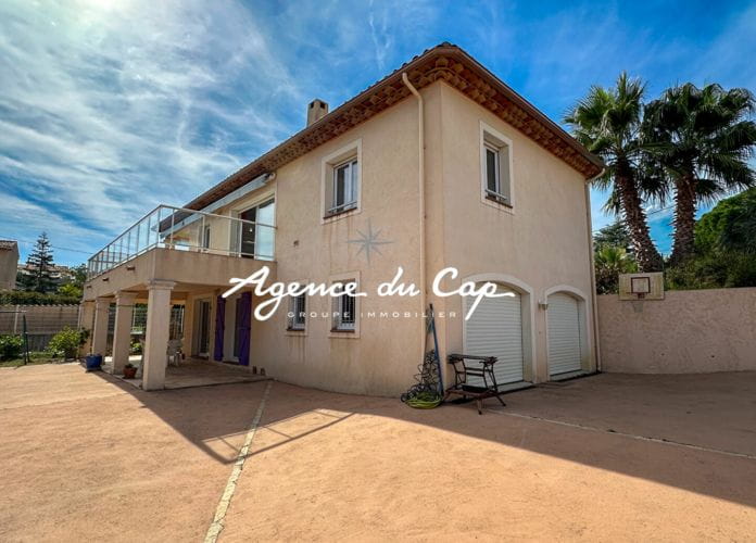 Villa 6 pieces 4 chambres 3 salles de bains double garage piscine a saint aygulf (16)