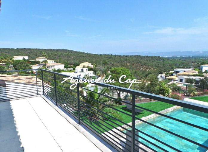 For sale villa 157sqm with 4 bedrooms swimming pool and double garage, view of the ponds and the esterel mountains in saint aygulf