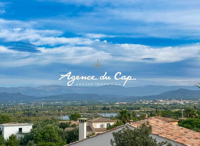 For sale villa 157sqm with 4 bedrooms swimming pool and double garage, view of the ponds and the esterel mountains in saint aygulf