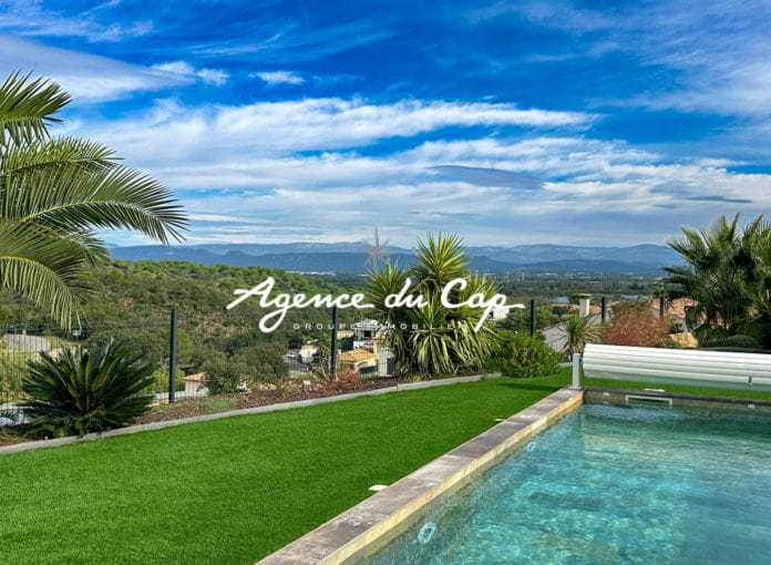 For sale villa 157sqm with 4 bedrooms swimming pool and double garage, view of the ponds and the esterel mountains in saint aygulf