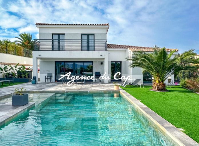 À vendre villa 157m² avec 4 chambres piscine et garage double, vue sur les etangs et les massifs de l'esterel à saint aygulf