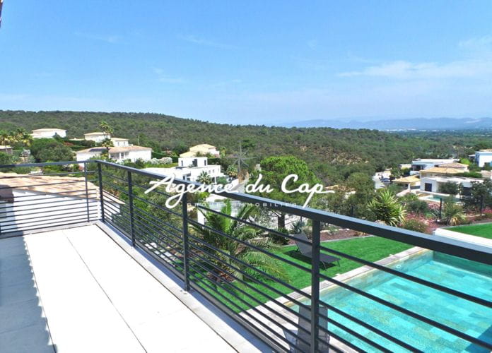 à vendre villa 157m² avec 4 chambres piscine et garage double, vue sur les etangs et les massifs de l’esterel à saint aygulf (11)