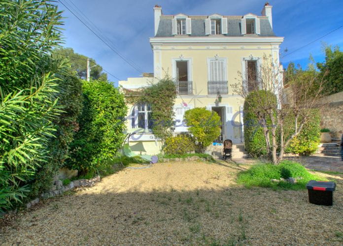 Villa belle epoque  renovée avec garage tout a pied face au port santa lucia a saint raphael (4)