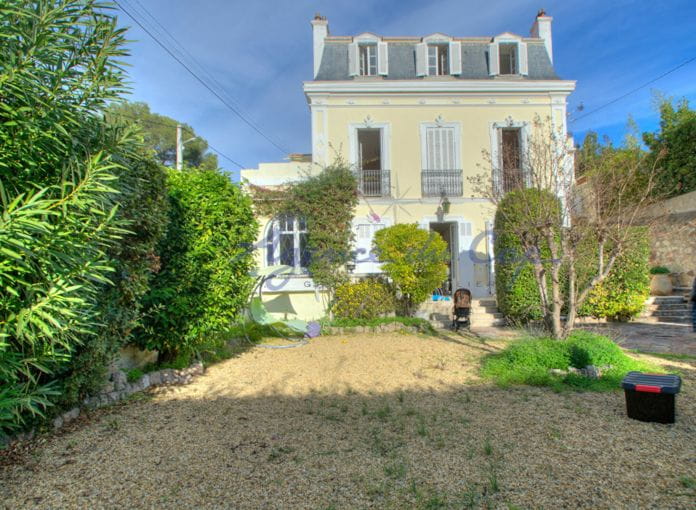 Villa belle epoque  renovée avec garage tout a pied face au port santa lucia a Saint-Raphaël