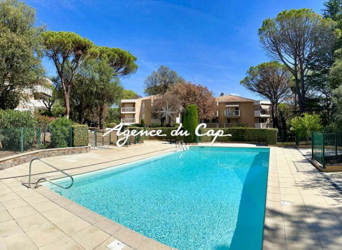 Under offer 2 room apartment top floor renovated for sale on the edge of golf course swimming pool and private parking in Saint-Raphaël Valescure