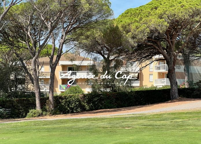 Sous offre appartement 2 pieces dernier etage renové a vendre bordure de golf piscine et parking privatif a saint raphael valescure (2)