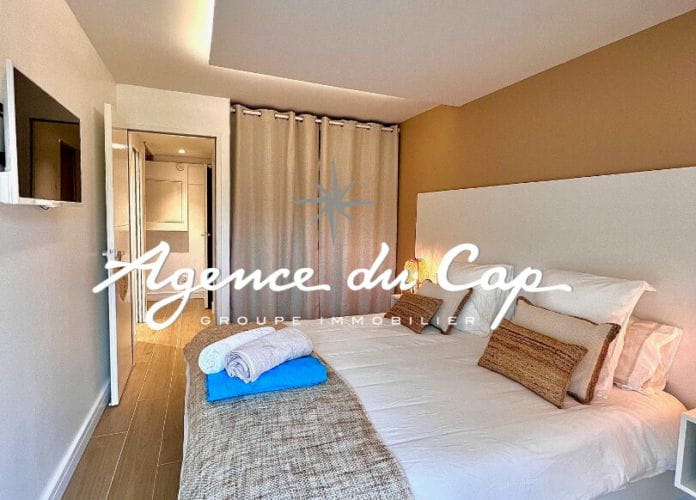 Sous offre appartement 2 pieces dernier etage renové a vendre bordure de golf piscine et parking privatif a saint raphael valescure (7)