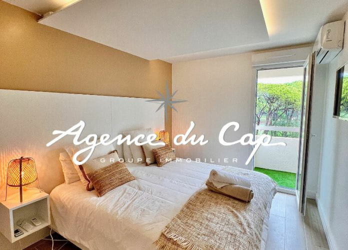 Sous offre appartement 2 pieces dernier etage renové a vendre bordure de golf piscine et parking privatif a saint raphael valescure (8)