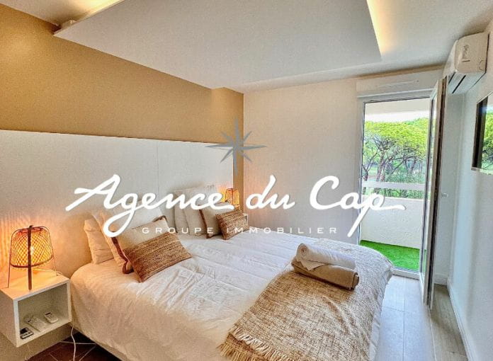 Under offer 2 room apartment top floor renovated for sale on the edge of golf course swimming pool and private parking in Saint-Raphaël Valescure