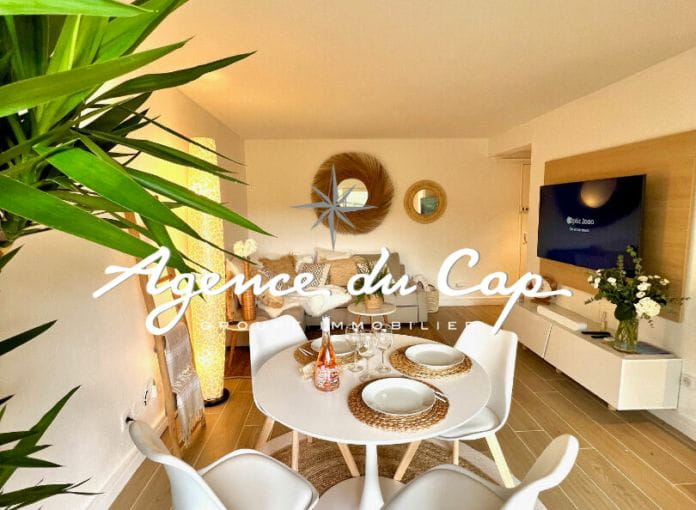 Under offer 2 room apartment top floor renovated for sale on the edge of golf course swimming pool and private parking in Saint-Raphaël Valescure