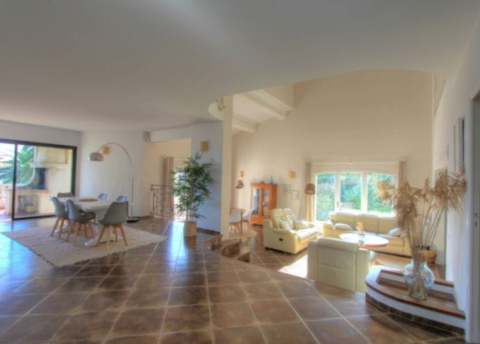 Provencal villa of 310m2 with 5 bedrooms, swimming pool and garage, in saint-aygulf (10)