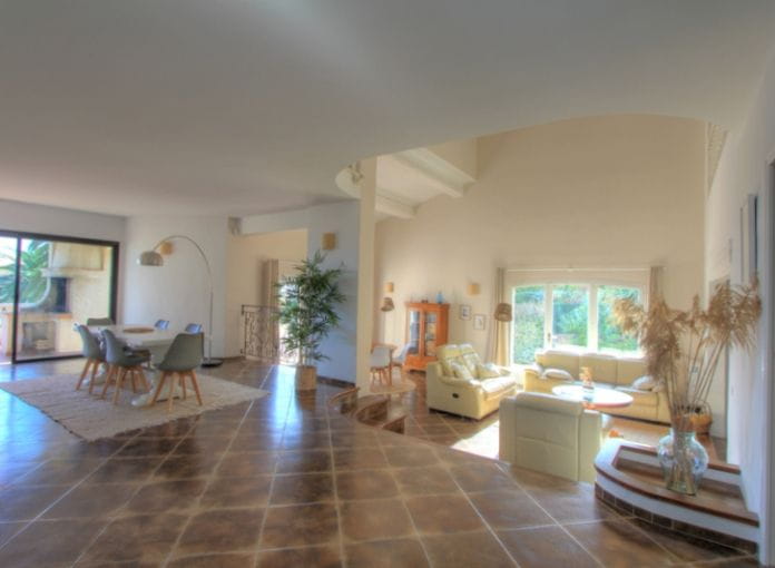 Provencal villa of 310m2 with 5 bedrooms, swimming pool and garage, in saint-aygulf